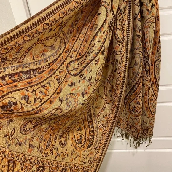 Pashmina with Fringes. Paisley. Multicolor